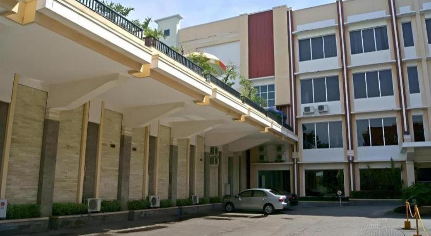 Karlita Hotel Tegal Exterior photo