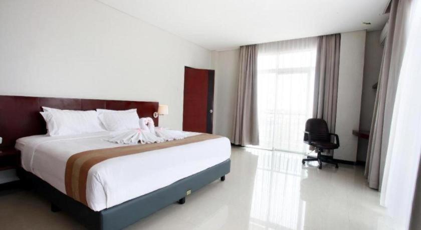 Karlita Hotel Tegal Exterior photo