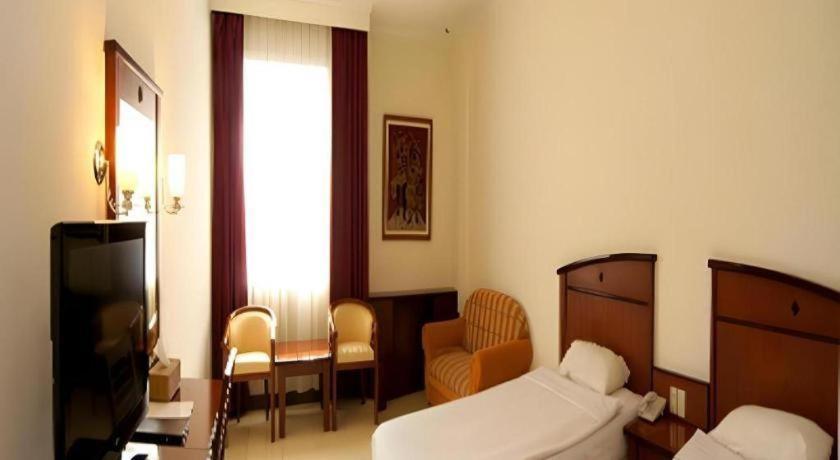 Karlita Hotel Tegal Exterior photo