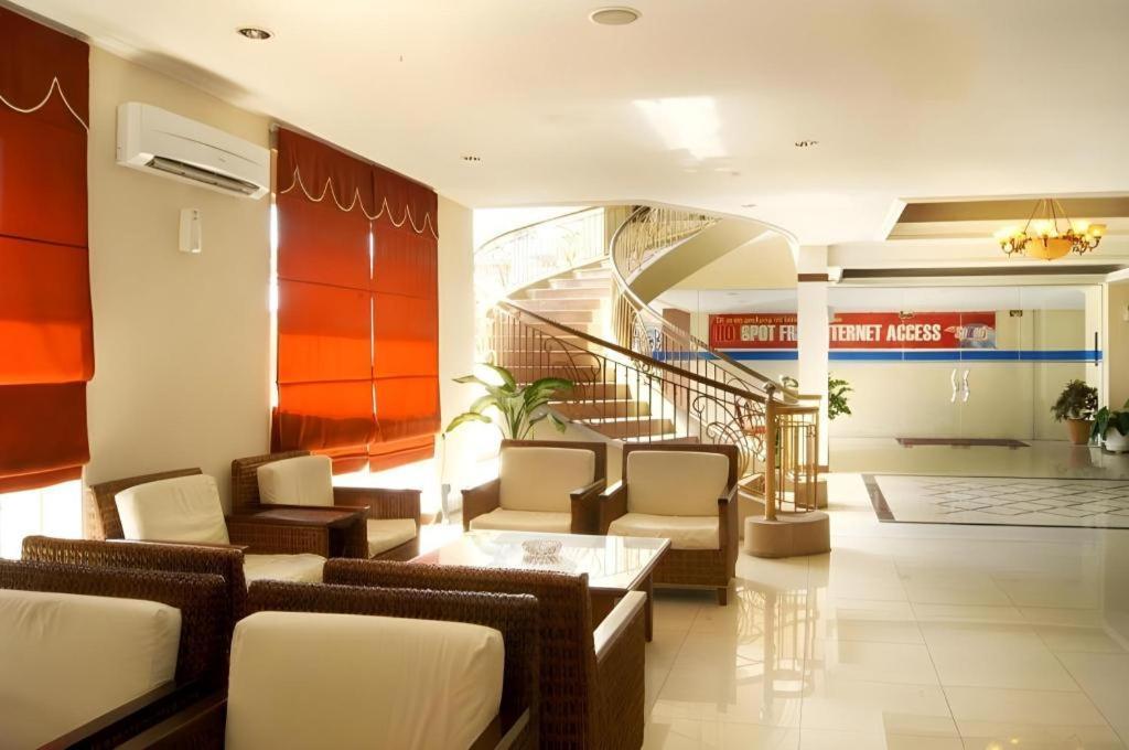 Karlita Hotel Tegal Exterior photo