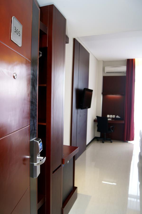 Karlita Hotel Tegal Exterior photo